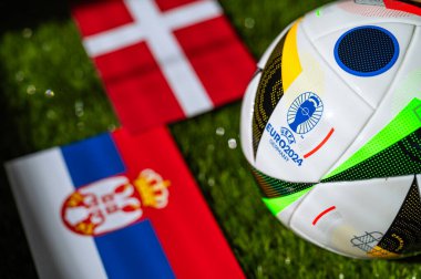 MUNİH, GERMANY, APRIL 17, 2024: Danimarka Sırbistan 'a karşı, Euro 2024 Grup C futbol maçı Münih Futbol Arena, Münih, 25 Haziran 2024, resmi top yeşil çimlerde