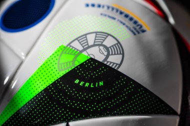 BERLIN, GERMANY, 17 Nisan 2024: Berlin futbol stadyumu Euro 2024 'ün resmi balosunda Adidas tarafından yapılan Fussballliebe adlı küçük bir detay. Almanya 'da Euro 2024 futbol turnuvasının yapılacağı yer