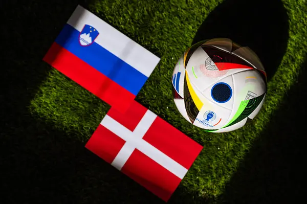 シュトゥットガルト シュトゥットガルト 2024年6月16日 シュトゥットガルトのシュトゥットガルト アリーナで スロベニア対デンマーク ユーロ2024グループCサッカーの試合 グリーン 芝の公式ボール — ストック写真