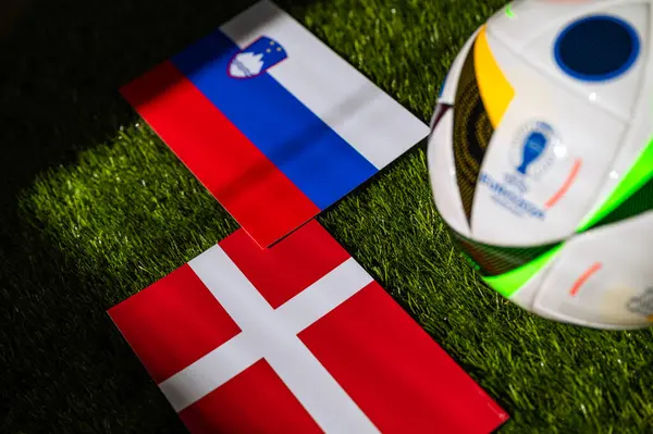 シュトゥットガルト シュトゥットガルト 2024年6月16日 シュトゥットガルトのシュトゥットガルト アリーナで スロベニア対デンマーク ユーロ2024グループCサッカーの試合 グリーン 芝の公式ボール — ストック写真
