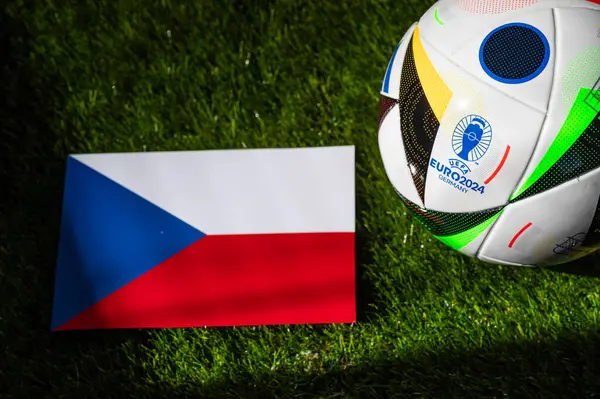 ベルリン ゲルマン April 2024 チェコ共和国の国旗とドイツのユーロ2024サッカー大会の公式サッカーボールは 緑の草の上に置かれました ブラックバックグラウンド スペースを編集 — ストック写真