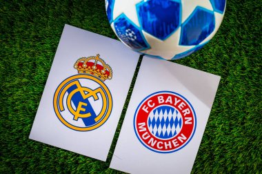 Maddy, İspanya, 28 Nisan 'da. 2024: Real Madrid (ESP) Bayern Münih 'e karşı. Avrupa 'da UEFA Şampiyonlar Ligi 2024 yarı finalleri. Takım logosu ve yeşil çimlerde resmi futbol topu