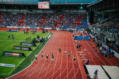 OSTRAVA, CZECHIA, 28 Mayıs 2024: 400 metre profesyonel koşu ve saha yarışı modern arenada büyük bir kalabalığın önünde