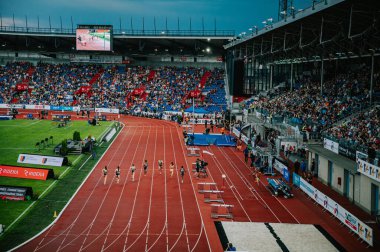 OSTRAVA, CZECHIA, 28 Mayıs 2024: Profesyonel Koşu ve Alan Yarışı, modern Arena 'da Elit Sporcuları izleyen taraftarlar. 400 metre koşu yarışı. Yaz olimpiyatlarından önce ön yarış Paris 2024 ve Avrupa Şampiyonası