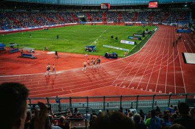 OSTRAVA, CZECHIA, 28 Mayıs 2024, modern Pist ve Saha Atletizm Stadyumu 'nda profesyonel yarış. Yaz olimpiyatlarından önce ön yarış Paris 2024 ve Avrupa Şampiyonası