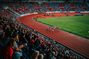 OSTRAVA, CZECHIA, 28 Mayıs 2024: 1500 metre profesyonel koşu ve saha yarışı. Pistte koşan seçkin sporcular var. Modern arena ve taraftarların önünde atletizm izliyoruz..