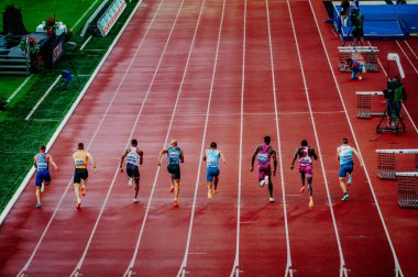 OSTRAVA, CZECHIA, 28 Mayıs 2024: 100 Metre Yarışı: Başlangıç Bloklarından Top Sprinters Kalkış. Yaz olimpiyatlarından önce ön yarış Paris 2024 ve Avrupa Şampiyonası
