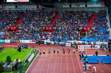 OSTRAVA, CZECHIA, 28 Mayıs 2024: Koşu ve Saha Koşusu Erkek Yıldızları 100 metre koşusu. Modern Koşu ve Saha Arenasında, Taraftarlar ve Seyirciler önünde. Taraftarlar seçkin sporcuları izliyor.