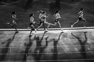 OSTRAVA, CZECHIA, 28 Mayıs 2024: Siyah ve Beyaz Pist ve Saha Fotoğrafı. Kadın 800 metre finali. Yaz olimpiyatlarından önce ön yarış Paris 2024 ve Avrupa Şampiyonası