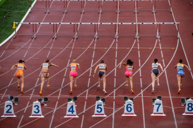 OSTRAVA, CZECHIA, 28 Mayıs 2024: 100 metre engelli koşusu başlıyor. Profesyonel bayan atletizm sporcuları iş başında. Yaz olimpiyatlarından önce Paris 2024 ve Avrupa Şampiyonası