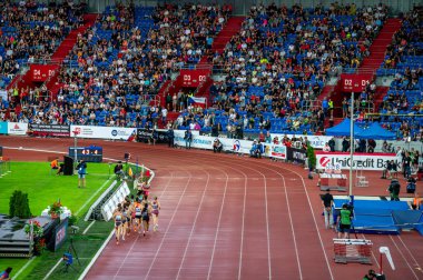 OSTRAVA, CZECHIA, 28 Mayıs 2024: Modern Pist ve Alan Arena 'da 800 metre profesyonel kadın yarışı. Yaz olimpiyatlarından önce ön yarış Paris 2024 ve Avrupa Şampiyonası