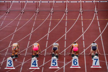 OSTRAVA, CZECHIA, 28 Mayıs 2024: 100 metre engelli koşusu başlıyor. Profesyonel Kadın Koşu ve Saha Sporcuları İş Başında.