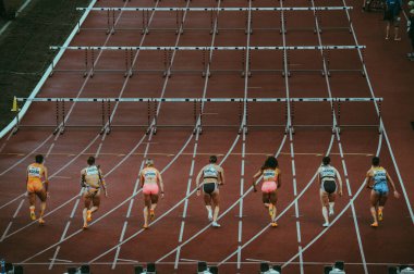 OSTRAVA, CZECHIA, 28 Mayıs 2024: Patlayıcı Başlangıç: 100 metre engelli koşusunun başlangıcında profesyonel bayan atletler harekete geçti