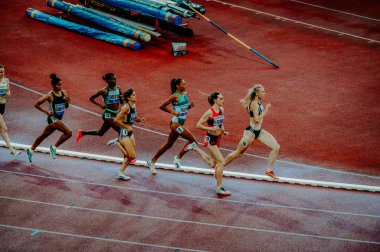 OSTRAVA, CZECHIA, 28 Mayıs 2024: Profesyonel Yarış Pistinde Yarışan Kadın Sporcular. Yaz olimpiyatlarından önce ön yarış Paris 2024 ve Avrupa Şampiyonası