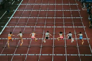 OSTRAVA, CZECHIA, 28 Mayıs 2024: 100 metre engelli koşusunda profesyonel bayan sporcular, yüksek hızda yarışmaya hazır. Yaz olimpiyatlarından önce ön yarış Paris 2024