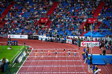 OSTRAVA, CZECHIA, 28 Mayıs 2024: Modern Stadyum 'da koşu ve saha yarışı. 100 metre engelli kadın yarışını izleyen taraftarlar