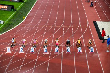 OSTRAVA, CZECHIA, 28 Mayıs 2024: 100 metre başlangıç çizgisinde Elite Female Sprinters. Atletizm ve Spor Fotoğrafı. Arka Görünüm.