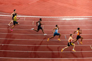OSTRAVA, CZECHIA, 28 Mayıs 2024: Profesyonel Erkek Koşu ve Saha Sporcuları 200 metre koşuya başladı