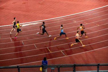 OSTRAVA, CZECHIA, 28 Mayıs 2024: Profesyonel Track ve Saha Yıldızları 200 metre çizgisinde patladı. Yaz olimpiyatlarından önce ön yarış Paris 2024 ve Avrupa Şampiyonası