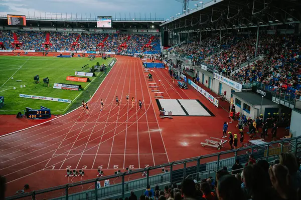 OSTRAVA, CZECHIA, 28 Mayıs 2024: Profesyonel Koşu ve Alan Yarışı, modern Arena 'da Elit Sporcuları izleyen taraftarlar. 400 metre koşu yarışı. Yaz olimpiyatlarından önce ön yarış Paris 2024 ve Avrupa Şampiyonası