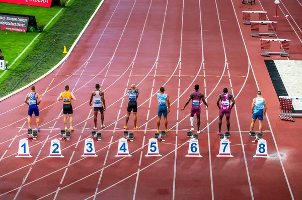 OSTRAVA, CZECHIA, 28 Mayıs 2024: 100 metre yarışına hazır sporcular. Yaz olimpiyatlarından önce ön yarış Paris 2024 ve Avrupa Şampiyonası