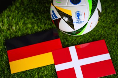 DORTMUND, GERMANY, 27 Haziran 2024: Almanya - Danimarka Euro 2024 16 futbol maçının sonuncusu, Avrupa Futbol Turnuvası. Adidas topu ve bayraklar doğal yeşil futbol çimlerinde.