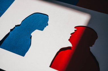 NEW YORK, ABD, 30 AUGust, 2024: 2024 ABD Başkanlık Seçimleri için Görsel Metafor: Kırmızı ve Mavi 'de Kamala Harris ve Donald Trump' ın Kağıt Kesiği Siluetleri