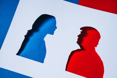 NEW YORK, ABD, 30 AUGust, 2024: Cumhuriyet Demokrat Rekabete Karşı: Kamala Harris ve Donald Trump Kağıt Kesen Siluetler Başkanlık Seçim Renklerinde