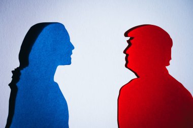 NEW YORK, ABD, 30 AUGust, 2024: Kamala Harris ve Donald Trump 'un Kağıt Kesim Siluetleri: 2024 ABD Başkanlık Seçimleri Cumhuriyetçilerine Karşı Demokrat Rekabet' in Görsel Temsili