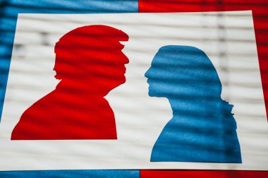 NEW YORK, ABD, 30 AUGust, 2024: Kamala Harris ve Donald Trump 'ın Kırmızı ve Mavi Kağıt Kesim Siluetleri 2024 ABD Başkanlık Seçim Savaşı' nı temsil ediyor.