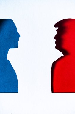 NEW YORK, ABD, 30 AUGust, 2024: A Red and Blue Seçim: Kamala Harris ve Donald Trump 'ın Kağıt Kesiği Siluetleri ABD başkanlık yarışının sembolleri