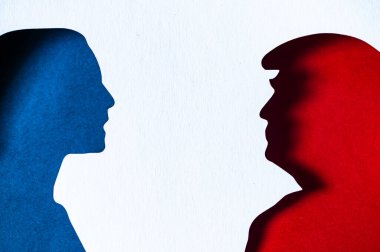 NEW YORK, ABD, 30 AUGust, 2024: Kamala Harris ve Donald Trump 'un Kağıt Kesim Siluetleri: 2024 ABD Başkanlık Seçimleri Cumhuriyetçilerine Karşı Demokrat Rekabet' in Görsel Temsili