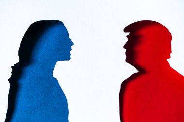 NEW YORK, ABD, 30 AUGust, 2024: The Face-Off of 2024: Kamala Harris ve Donald Trump Kağıt Kesen Siluetleri ABD Başkanlık Seçimleri Renklerinin Sembolik Gösterimi