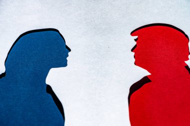 NEW YORK, ABD, 30 AUGust, 2024: 2024 ABD Başkanlık Seçim Sembolizmi: Kamala Harris ve Donald Trump Kağıt Kesen Siluetler in Red and Blue