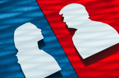 NEW YORK, ABD, 30 AĞUSTOS 2024: Kamala Harris ve Donald Trump kağıt kesimi. 2024 ABD seçimleri veya münazarası için Cumhuriyetçi Demokrat rekabetini temsil eden kırmızı ve mavi renklerin yer aldığı bir fotoğraf