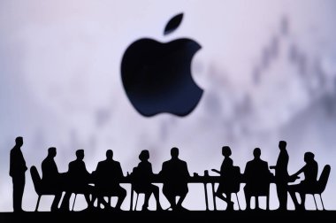 CALIFORNIA, ABD, 10 Ekim 2024: Apple İdari Yuvarlak Masa Tartışması. Üst düzey iş adamları bir masanın etrafında toplanarak gelirleri artırmak için fikir alışverişinde bulundular ve şirket markaları sergilendi..