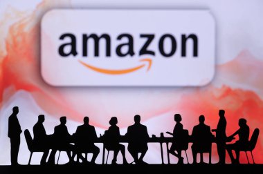SEATTLE, ABD, 10 Ekim 2024: Amazon Stratejik Liderlik Toplantısı. Toplantı odasında yöneticilerin siluetleri çizelgeleri analiz ediyor ve gelecekteki büyümeyi tartışıyorlar. Arkaplanda şirket logosu.