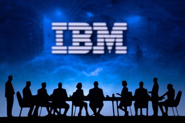 ARMONK, ABD, 10 Ekim 2024: IBM İş Stratejisi Oturumu. Yöneticiler arasında dinamik bir tartışma, geniş ekranda sergilenen şirket vizyonu, piyasa varlığını geliştirmeye odaklandı.