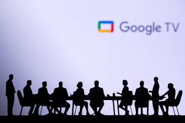 CALIFORNIA, ABD, 10 Ekim 2024: Google Küresel Genişleme Atölyesi. Bir masanın etrafında oturan iş adamları, arka planda büyük bir sunumla uluslararası pazar eğilimlerini analiz ediyorlar..