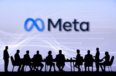 CALIFORNIA, ABD, 10 EKİM 2024: Meta Şirketi İşyeri Toplantısı. İş adamlarının silueti masanın arkasında oturup tartışıyor..