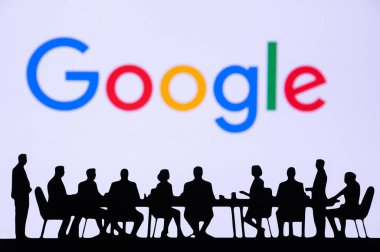 CALIFORNIA, ABD, 10 Ekim 2024: Google Stratejik Liderlik Toplantısı. Toplantı odasında yöneticilerin siluetleri çizelgeleri analiz ediyor ve gelecekteki büyümeyi tartışıyorlar. Arkaplanda şirket logosu.