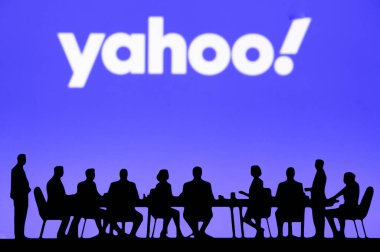 SUNNYVALE, ABD, 10 Ekim 2024 Yahoo İdari Yuvarlak Masa Tartışması. Üst düzey iş adamları bir masanın etrafında toplanarak gelirleri artırmak için fikir alışverişinde bulundular ve şirket markaları sergilendi..