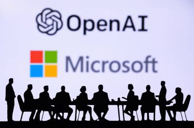 SAN FRANCISCO, ABD, 10 Ekim 2024: Open AI ve Microsoft CEO İş ve Vizyon Toplantısı. Kilit karar mercileri bir konferans odasında bir şirket logosuyla pazar genişlemesini tartıştılar.