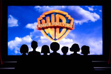BURBANK, ABD, 10 Ekim 2024: Warner Bros filmi Sinemada bir grup çocuk tarafından izlendi