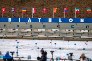 Uluslararası biatlon yarışmaları sırasında biatlon sahasında atış poligonu. Biatlon atış poligonundaki hedefler ve dünya ülkelerinin bayrakları. Biatlon stok fotoğrafı, düzenleme alanı