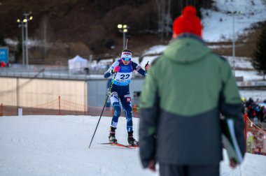 OSRBLIE, SLOVAKIA, JANUARY 24, 2024: biatlon kadın ırkı. Kış Olimpiyatları sporu yapan sporcuları destekleyen kalabalık.