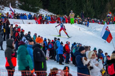 OSRBLIE, SLOVAKIA, JANUARY 24, 2024: biatlon kadın ırkı. Kış Olimpiyatları sporu yapan sporcuları destekleyen kalabalık.