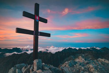 High Tatras 'ta Krivan Tepesi' nde Günbatımı Savaşı, Slovakya 'nın sembolü olarak İkonik Dağ' da Çifte Haç ve Yüksek Tatraların Çarpıcı Süslemesi