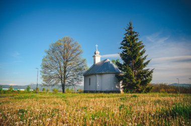 Sunny Spring Nature 'daki Hristiyan Şapeli: Dua, huzur, dinlenme ve Tanrı ve İsa ile meditasyon için kutsal bir yer