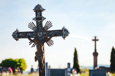 Bir Mezarlıkta Hıristiyan Haçı, Ayrılanlar ve Azizler için bir anma, Bir Barış, Dua ve Meditasyon Yeri